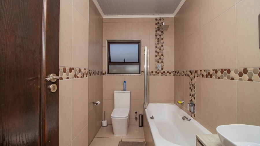 4 Bedroom Property for Sale in Oakglen Western Cape